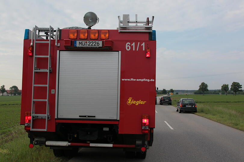 Unfall bei Ampfing: Ein Kleinwagen brettert durchs Bankett und landet auf einem Feld auf dem Dach. Der Fahrer wird nur leicht verletzt