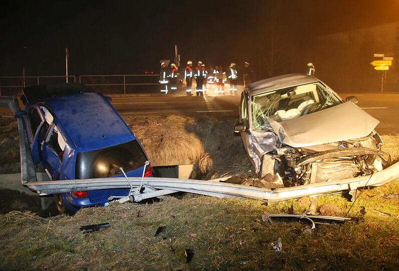 Beim Verkehrsunfall auf der B20 bei Oberndorf Gemd gab es einen Toten und 3 Mittel - bis Schwerverletzte.