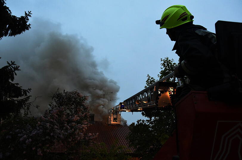 Stundenlang kämpfte die Feuerwehr gegen die Flammen in Vilsheim-Kemoden. Die Bilder vom Einsatz.