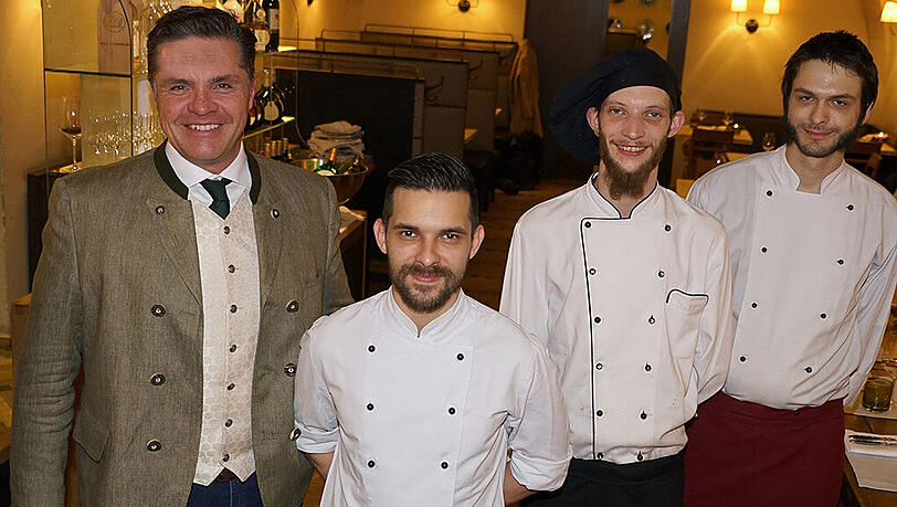 Das Team im Alten Hof (v. l.): Johannes Müller, Sous-Chef Andreas Maser, Sous-Chef Korbinian Wehle und Mathias Heubeck. Das Team im Alten Hof (v. l.): Johannes Müller, Sous-Chef Andreas Maser, Sous-Chef Korbinian Wehle und Mathias Heubeck.
