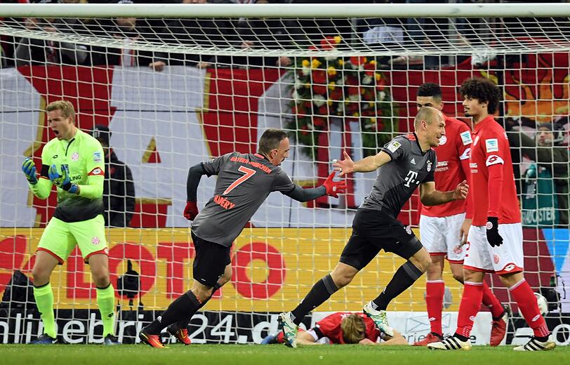 ARJEN ROBBEN: NOTE 1.
150. Bundesliga-Spiel. Das feierte der Holländer gebührend. Miteiner  
Vorlage und einem Treffer, Nummer 81 &ndash; und das per Kopf! Chapeau!Der  
aktivste, gefährlichste Bayer, weil immer unter Strom.