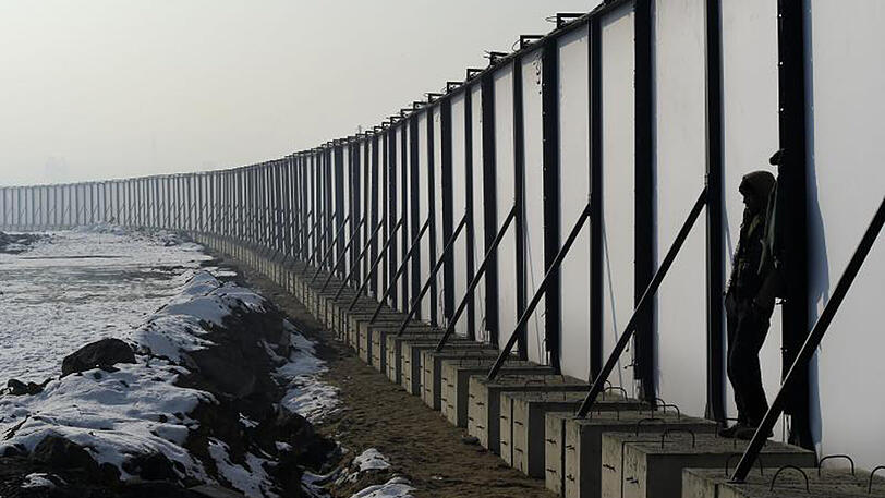 Ein Flüchtling in Belgrad an einem Zaun an der Grenze zu Ungarn. Tausende afghanische und pakistanische Flüchtlinge sind seit Monaten in der serbischen Hauptstadt gestrandet.