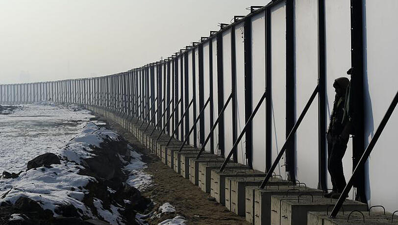 Ein Flüchtling in Belgrad an einem Zaun an der Grenze zu Ungarn. Tausende afghanische und pakistanische Flüchtlinge sind seit Monaten in der serbischen Hauptstadt gestrandet. Ein Flüchtling in Belgrad an einem Zaun an der Grenze zu Ungarn. Tausende afghanische und pakistanische Flüchtlinge sind seit Monaten in der serbischen Hauptstadt gestrandet.
