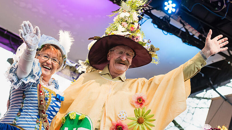 Zum Marktweib ehrenhalber haben die Standlfrauen des Viktualienmarktes ihren Schandi Erwin Noll (rechts) an seinem letzten Tag gemacht &ndash; der nimmt die Aktion mit Humor.