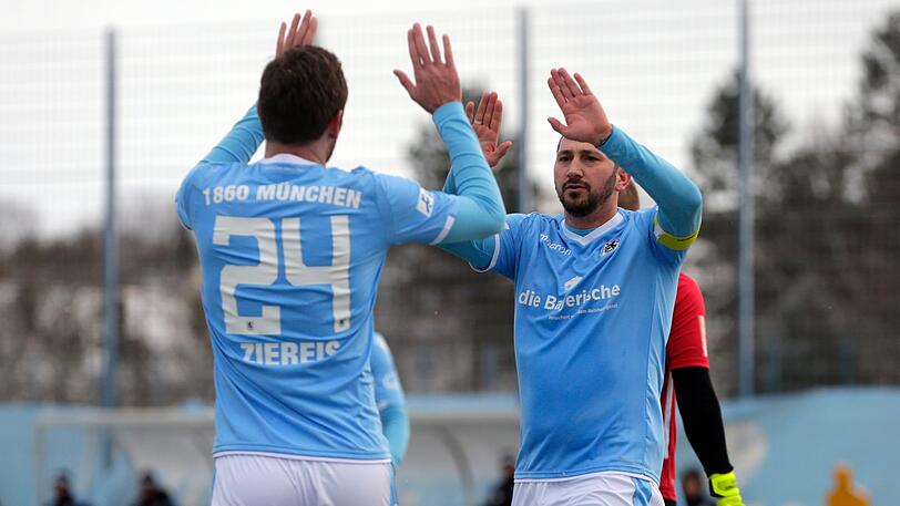 Schneegestöber und Fußball geht nicht? geht doch! Der TSV 1860 testete gegen Wacker Innsbruck auf schneeweißem Kunstrasen an der Grünwalder Straße - vorher mussten Funktionäre und Nachwuchsspieler Schneeschippen.
