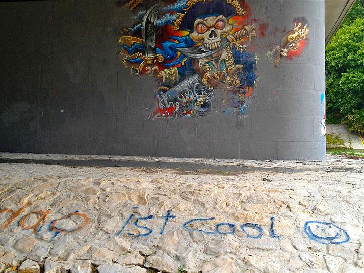 Unter der Brudermühlbrücke schaut's jedes Jahr anders bunt aus: Grafittisprayer verkünstlern sich hier bei "Isart".