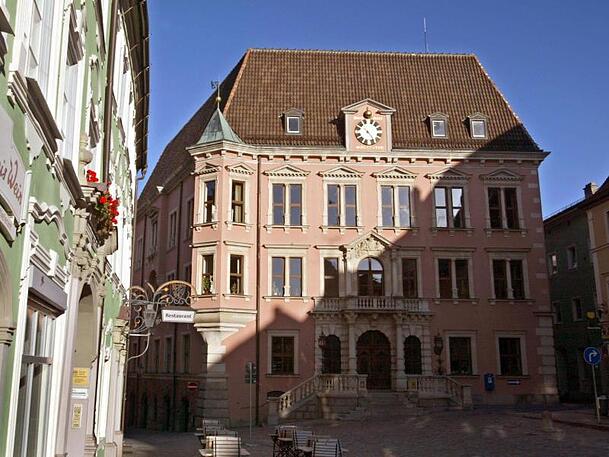 Das historische Rathaus von Kaufbeuren im Allgäu. (Archivbild)