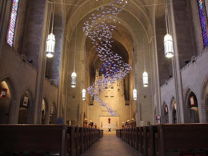 Die Installation "Les Colombes" von Michael Pendry, hängt in der Kirche Church of the Heavenly Rest. Foto: Christina Horsten