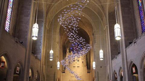 Die Installation "Les Colombes" von Michael Pendry, hängt in der Kirche Church of the Heavenly Rest. Foto: Christina Horsten