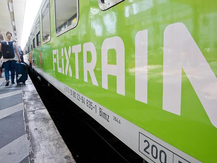 Ein Flixtrain hält auf der Verbindung Berlin - Köln im Hauptbahnhof Hannover. Das Angebot soll nun noch erweitert werden.