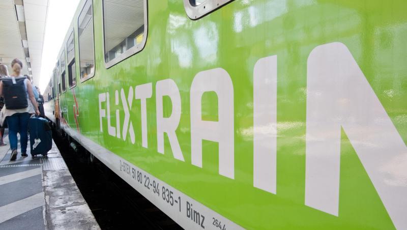 Ein Flixtrain hält auf der Verbindung Berlin - Köln im Hauptbahnhof Hannover. Das Angebot soll nun noch erweitert werden. Ein Flixtrain hält auf der Verbindung Berlin - Köln im Hauptbahnhof Hannover. Das Angebot soll nun noch erweitert werden.