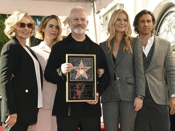 Ryan Murphy (m.) nach der Verleihung mit den US-Schauspielerinnen Jessica Lange, Sarah Paulson und Gwyneth Paltrow sowie Paltrows Mann Brad Falchuck