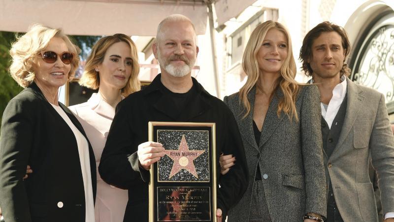 Ryan Murphy (m.) nach der Verleihung mit den US-Schauspielerinnen Jessica Lange, Sarah Paulson und Gwyneth Paltrow sowie Paltrows Mann Brad Falchuck Ryan Murphy (m.) nach der Verleihung mit den US-Schauspielerinnen Jessica Lange, Sarah Paulson und Gwyneth Paltrow sowie Paltrows Mann Brad Falchuck