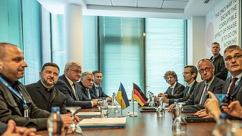Selenskyj war als Gast zum Gipfel eingeladen - und beriet sich unter anderem mit Kanzler Friedrich Merz.