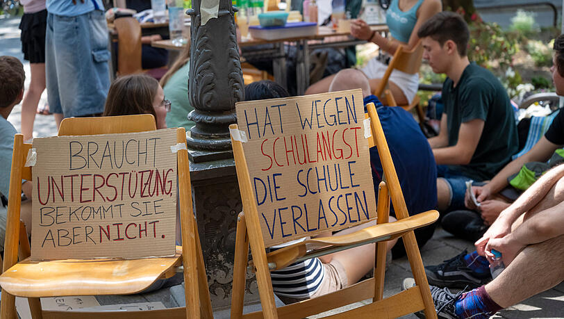 Schüler nehmen mit Plakaten an einem 24-stündigen Dauerprotest der bayerischen Schülerbewegung für eine Reform der Prüfungsformate anlässlich des Zeugnistags vor dem bayerischen Kultusministerium teil. Schüler nehmen mit Plakaten an einem 24-stündigen Dauerprotest der bayerischen Schülerbewegung für eine Reform der Prüfungsformate anlässlich des Zeugnistags vor dem bayerischen Kultusministerium teil.