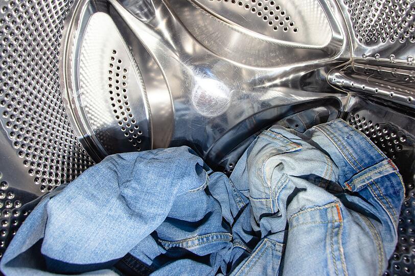 Natürlich sind Jeans robust, doch wenn Sie sie in den Trockner geben, dann besser nur bei schonender Temperatur. Verzichten Sie auf die Einstellung "extra-trocken", sonst könnten Sie nicht mehr in Ihre Hose hineinpassen. Natürlich sind Jeans robust, doch wenn Sie sie in den Trockner geben, dann besser nur bei schonender Temperatur. Verzichten Sie auf die Einstellung "extra-trocken", sonst könnten Sie nicht mehr in Ihre Hose hineinpassen.