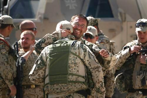 Die Sicherheitslage ist immer prekärer: Bundeswehr-Soldaten in Kundus umarmen sich nach ihrer sicheren Rückkehr ins Feldlager.