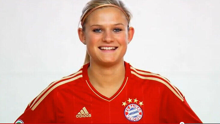 Ja, es ist Mittelfeld-Talent Carina Wenninger. Mal sehen, ob die Kampagne des FC Bayern ankommt, aber wie könnte sie auch nicht - bei diesen tollen Bildern.