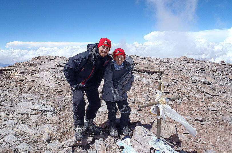 Bergsteiger Tyler Armstrong und sein Vater Kevin posieren auf dem Berg Aconcagua, Argentinien. Tyler klettert immer zusammen mit seinem Vater.