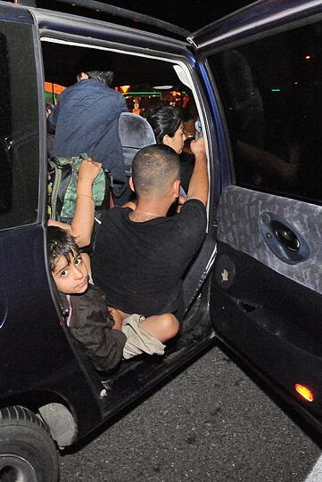 In einem völlig überladenen Auto hat die ungarische Polizei Flüchtlinge aufgegriffen.