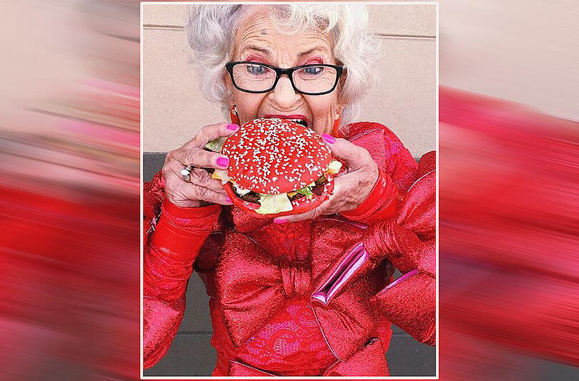 88 Jahre und trotzdem supercool auf dem roten Teppich unterwegs! Internet-Star Baddie Winkle war in ihrem hautengen Body samt glitzernen Gehstock wieder einmal der Hingucker bei den MTV Video Music Awards. Sehen Sie in unserer Bilderstrecke die verrücktesten Outfits der Kult-Omi.