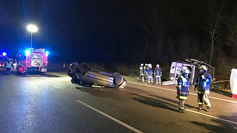 Der Fahrer des Kleintransporters wurde aus seinem Fahrzeug geschleudert und verstarb noch vor Ort. Die Bilder von der A9.