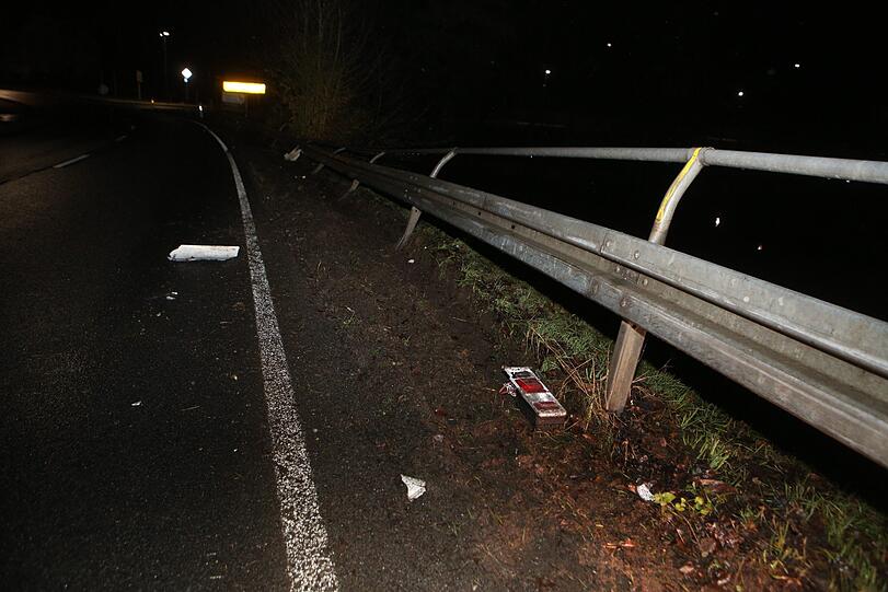 Am Dienstagabend startete ein 26-Tonner eine Amokfahrt und hinterließ eine Spur der Verwüstung. Die Hintergründe sind noch unklar.