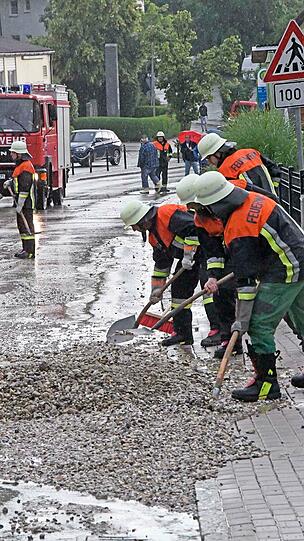 Die Gemeinde Allershausen wurde teilweise überschwemmt. Einsatzkräfte der Feuerwehr waren damit beschäftigt, Wasser- und Kiesmassen zu beseitigen.