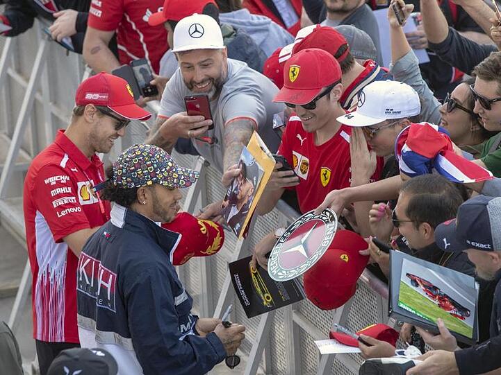 Volksnah: Sebastian Vettel (l) und Lewis Hamilton (2.v.l) erfüllen die Autogrammwünsche der kanadischen Radsportfans.