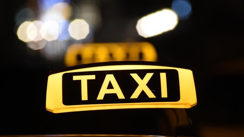 Das Dachschild eines Taxis leuchtet bei Dunkelheit. (Symbolbild)