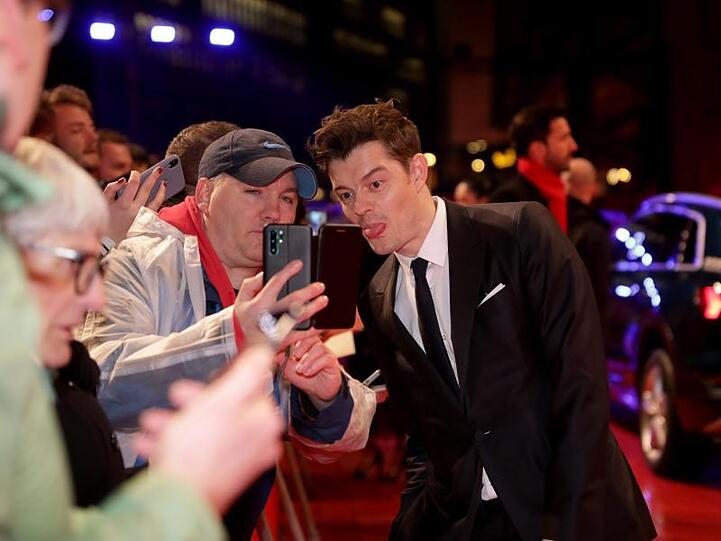Ein Selfie für die Ewigkeit: Sam Riley.