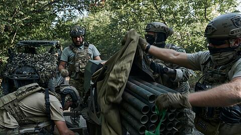 Ukrainische Soldaten der 28. Brigade bereiten ein Mini-Mehrfachraketen-System an der Frontlinie in der Nähe von Bachmut vor. (Archiv)
