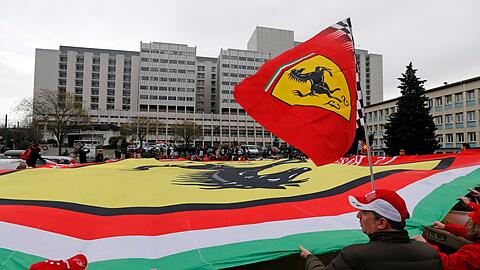 Eine riesige Ferrari-Flagge wurde an Michael Schumachers 45. Geburtstag am 3. Januar 2014 vor dem Universitätskrankenhaus in Grenoble entrollt.