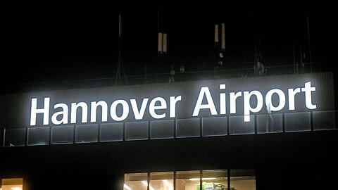 Flieger wurden teils umgeleitet oder konnten erst später landen. (Symbolbild)