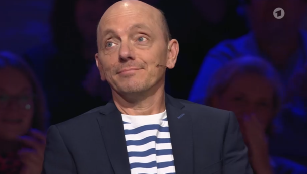 Bernhard Hoëcker stellt sich als Teamkapitän bei "Wer weiß denn sowas" regelmäßig den kniffligen Fragen. Bernhard Hoëcker stellt sich als Teamkapitän bei "Wer weiß denn sowas" regelmäßig den kniffligen Fragen.