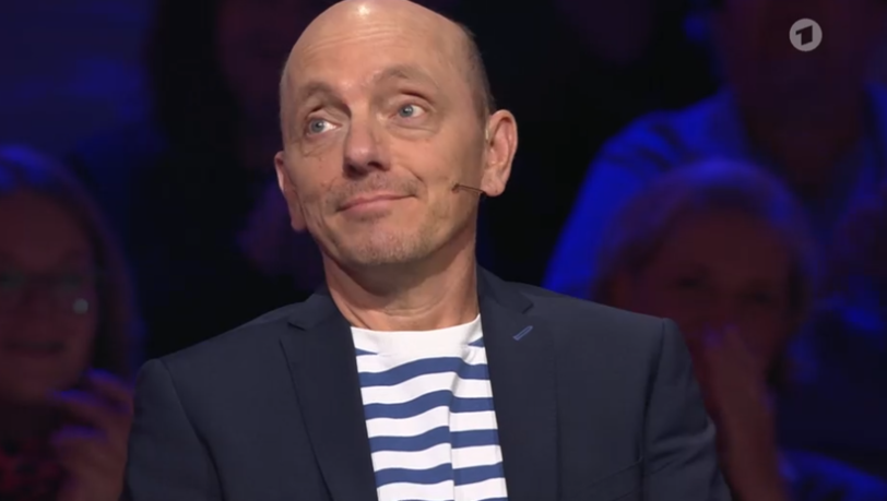 Bernhard Hoëcker stellt sich als Teamkapitän bei "Wer weiß denn sowas" regelmäßig den kniffligen Fragen. Bernhard Hoëcker stellt sich als Teamkapitän bei "Wer weiß denn sowas" regelmäßig den kniffligen Fragen.