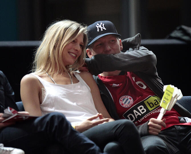 Gut gelaunt: Bastian Schweinsteiger mit seiner Sarah beim Basketball