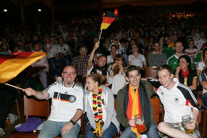 Public Viewing am Nockherberg und in dwer Kultfabrik, Basti Schweinsteiger hängt im Foto quer über die Reichenbachssraße, die Bilder vom Fußball-Wahnsinn aus München.