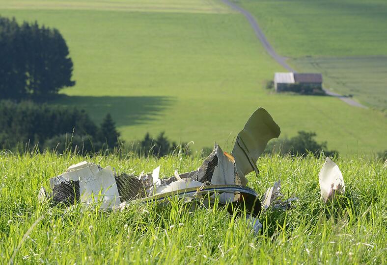 Wrackteile wohin man blickt. Die Bilder vom Absturzort.