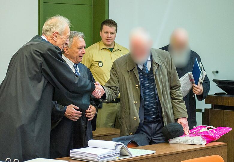 Die beiden mutmaßlichen Millionenbetrüger Roland L. (2.v.r.) und Karl M. (r.) vor dem Prozess.