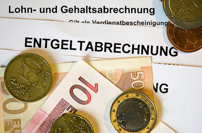 Da die Verbraucherpreise im Vergleich der beiden Quartale nahezu unverändert blieben, hatten die Beschäftigten real deutlich mehr Geld in der Tasche.