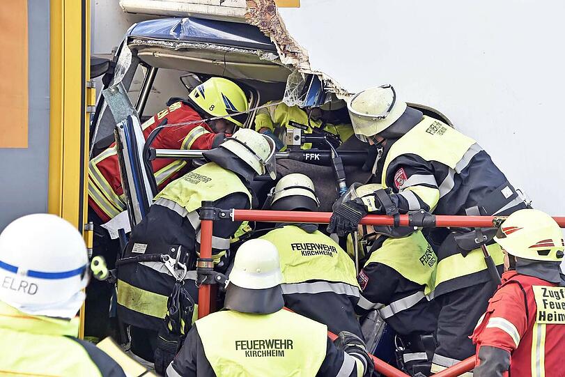 Die Bilder vom schweren Lkw-Unfall auf der A99.