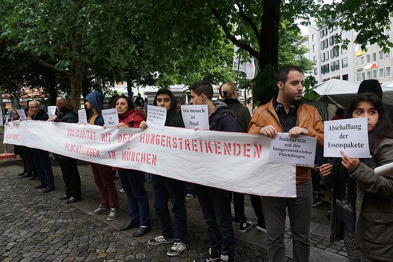 Demonstranten kurz vor dem Eintreffen der Politiker am Rindermarkt.