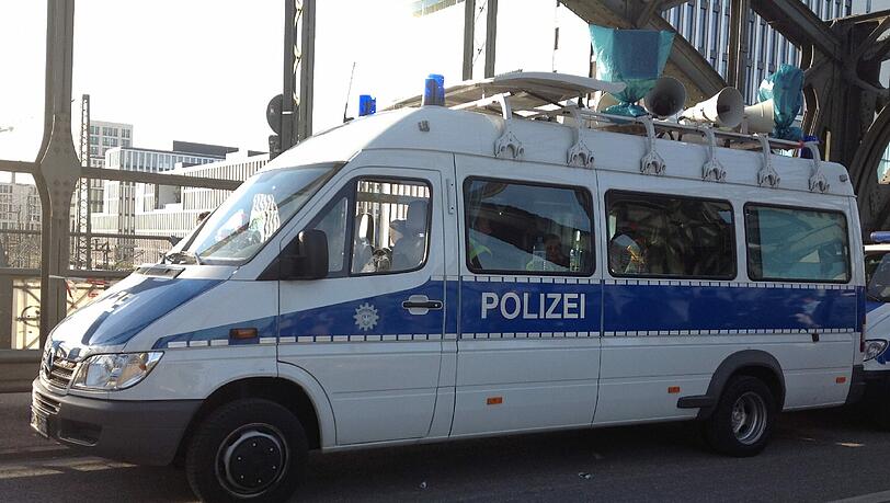 Hier spielt die Musik: Dieser Polizeiwagen hat Lautsprecher auf dem Dach. Hier spielt die Musik: Dieser Polizeiwagen hat Lautsprecher auf dem Dach.