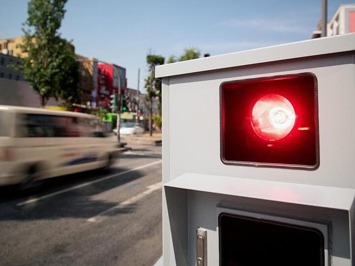 Tempomessgerät, auch Blitzer genannt. Seit Ende April droht ein Monat Führerscheinentzug, wenn man innerorts 21 Kilometer pro Stunde zu schnell fährt oder außerorts 26 km/h zu schnell unterwegs ist.