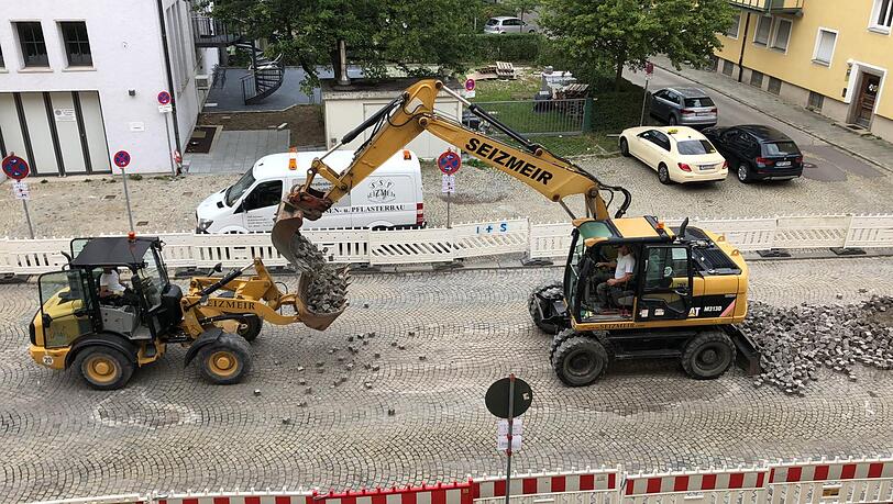 Statt Straßenwalzen kommen hier nur Bagger und Radlader zum Einsatz. Statt Straßenwalzen kommen hier nur Bagger und Radlader zum Einsatz.