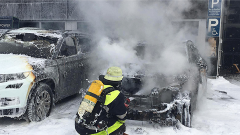 Die Feuerwehr löscht das brennende Elektroauto.
