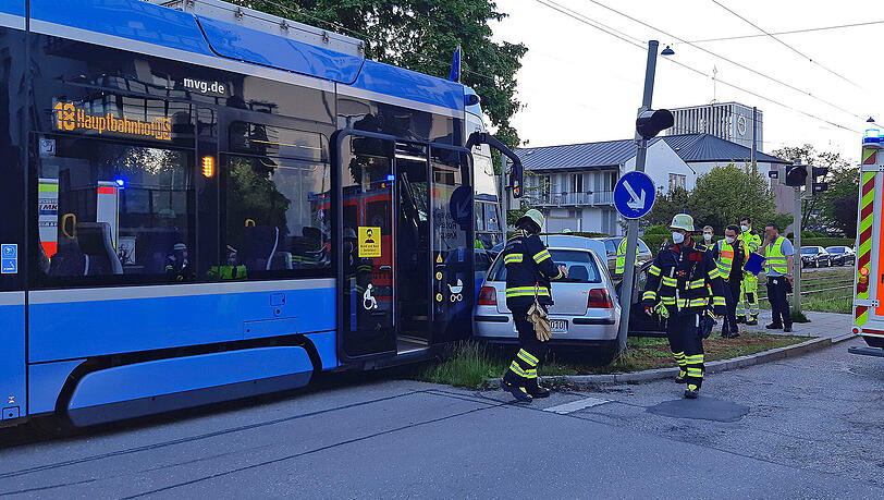 In Laim ist eine Tram mit einem Pkw kollidiert.