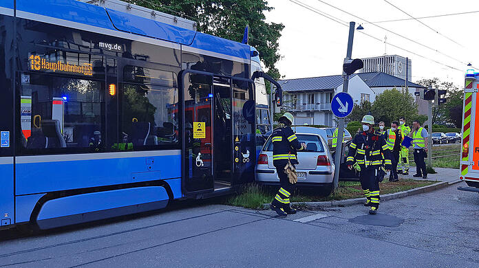 In Laim ist eine Tram mit einem Pkw kollidiert.