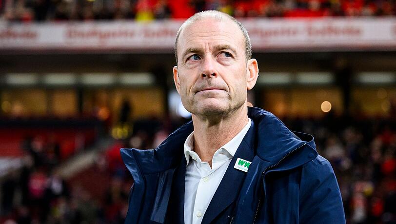 Augsburgs Trainer Jess Thorup steht vor dem Spiel im Stadion.